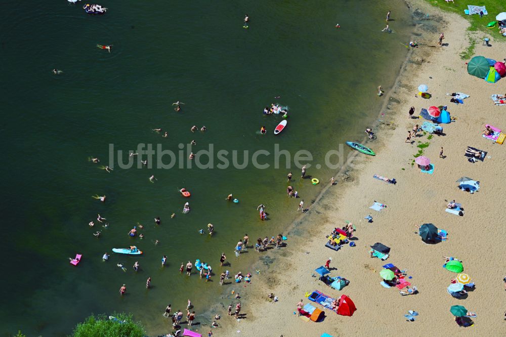 Petershagen von oben - Uferbereiche am Sandstrand des Freibades Badesee Lahde in Petershagen im Bundesland Nordrhein-Westfalen, Deutschland