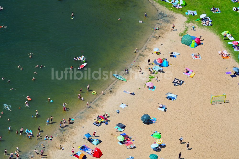 Petershagen aus der Vogelperspektive: Uferbereiche am Sandstrand des Freibades Badesee Lahde in Petershagen im Bundesland Nordrhein-Westfalen, Deutschland