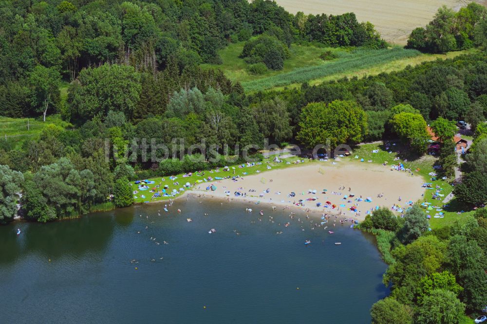 Luftaufnahme Petershagen - Uferbereiche am Sandstrand des Freibades Badesee Lahde in Petershagen im Bundesland Nordrhein-Westfalen, Deutschland