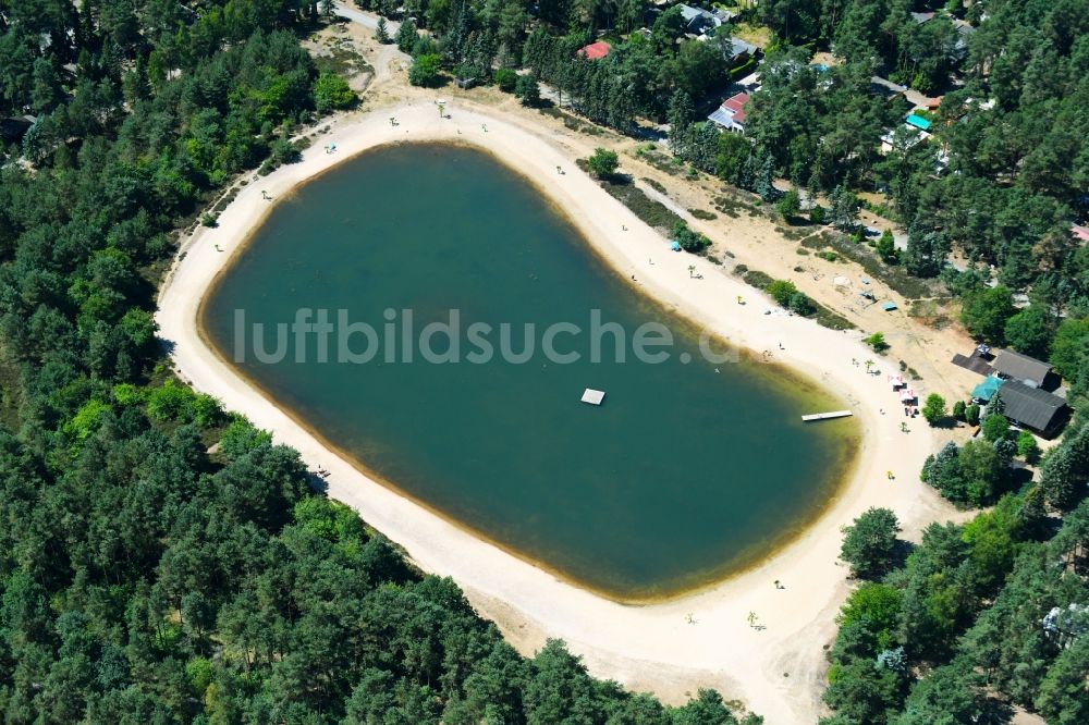 Wesendorf von oben - Uferbereiche am Sandstrand des Freibades - Badesee in Wesendorf im Bundesland Niedersachsen, Deutschland