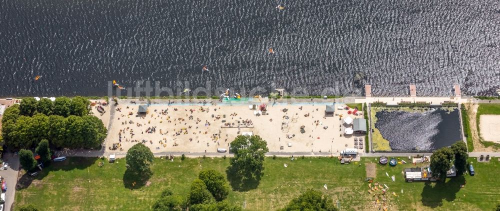 Luftbild Essen - Uferbereiche am Sandstrand des Freibades Baldeneysee in Essen im Bundesland Nordrhein-Westfalen - NRW, Deutschland