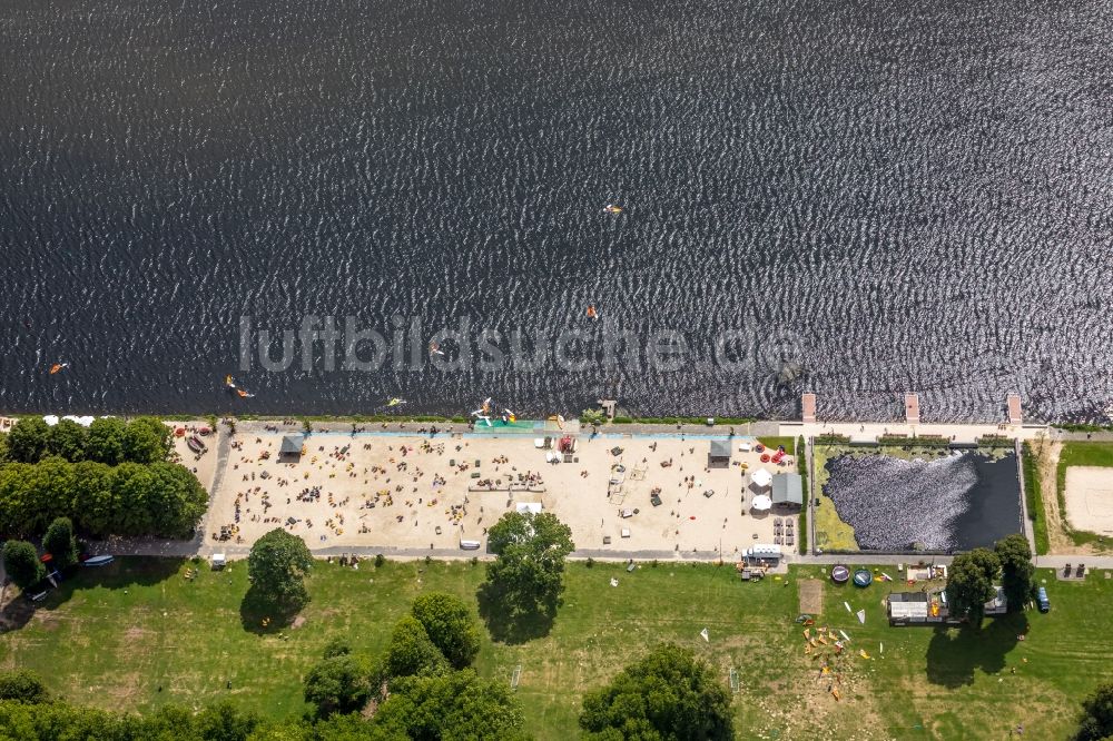 Luftaufnahme Essen - Uferbereiche am Sandstrand des Freibades Baldeneysee in Essen im Bundesland Nordrhein-Westfalen - NRW, Deutschland