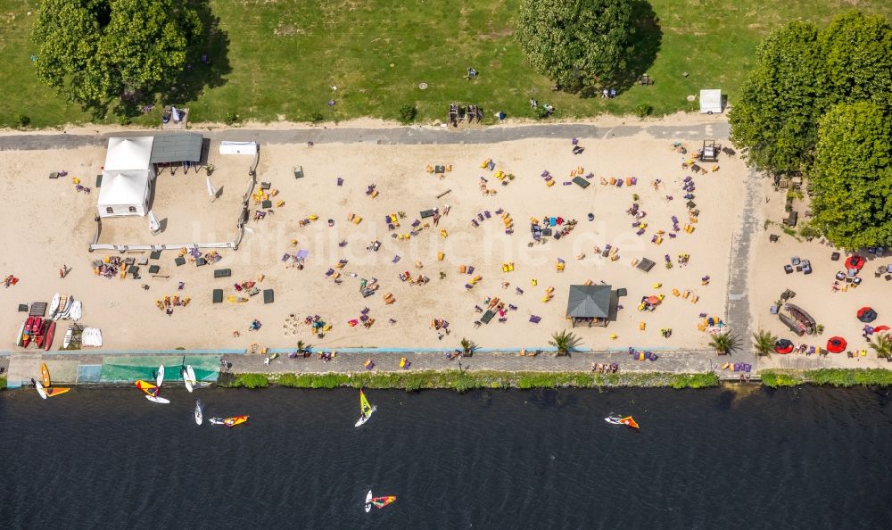 Luftaufnahme Essen - Uferbereiche am Sandstrand des Freibades Baldeneysee in Essen im Bundesland Nordrhein-Westfalen - NRW, Deutschland