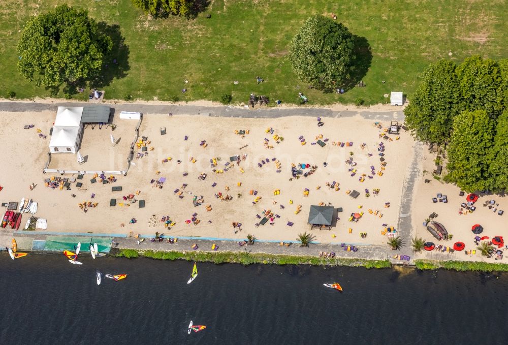 Essen von oben - Uferbereiche am Sandstrand des Freibades Baldeneysee in Essen im Bundesland Nordrhein-Westfalen - NRW, Deutschland