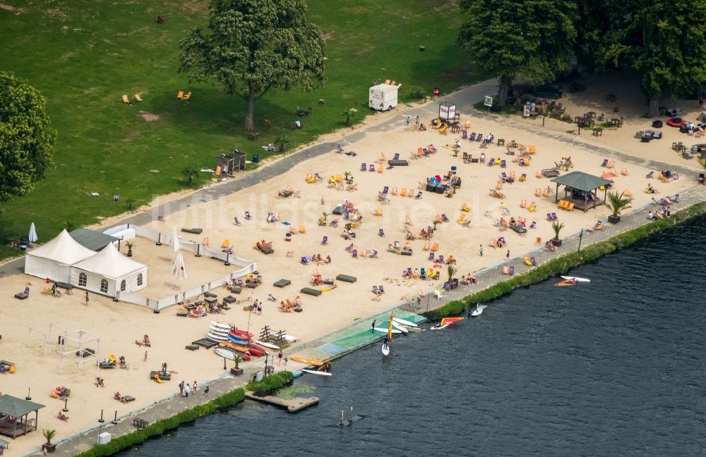 Luftbild Essen - Uferbereiche am Sandstrand des Freibades Baldeneysee in Essen im Bundesland Nordrhein-Westfalen - NRW, Deutschland