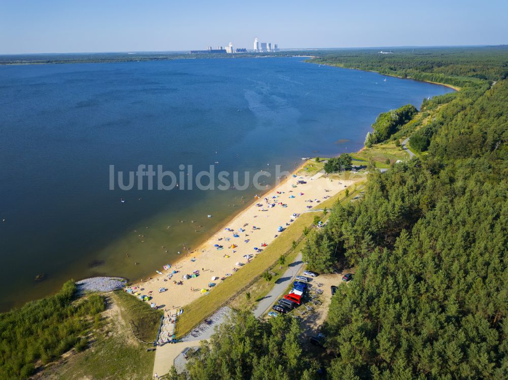 Luftaufnahme Klitten - Uferbereiche am Sandstrand des Freibades Bärwalder See in Klitten im Bundesland Sachsen, Deutschland