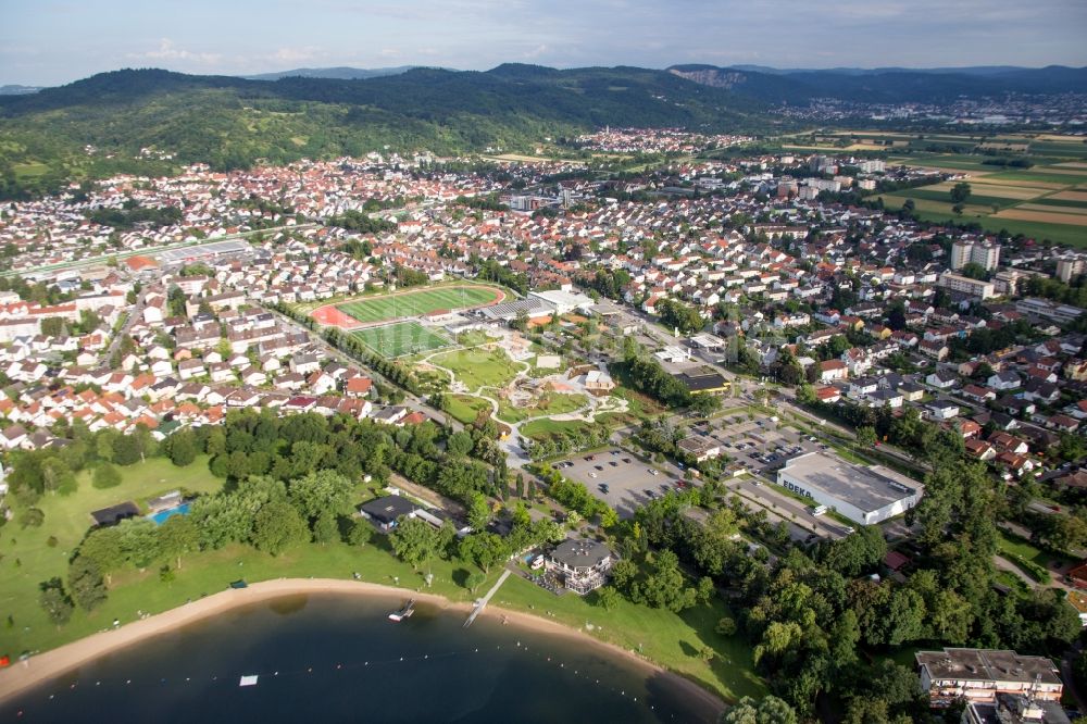 Luftaufnahme Hemsbach - Uferbereiche am Sandstrand des Freibades Campingplatz Wiesensee in Hemsbach im Bundesland Baden-Württemberg, Deutschland