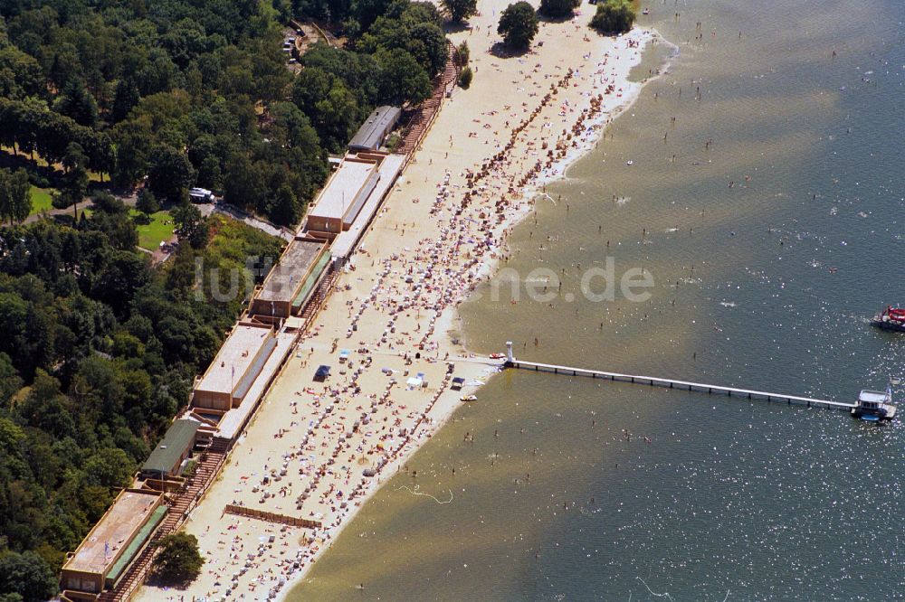 Berlin aus der Vogelperspektive: Uferbereiche am Sandstrand des Freibades Großer Wannsee im Ortsteil Nikolassee in Berlin, Deutschland