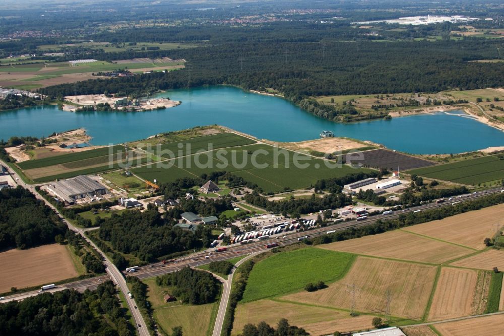 Baden-Baden von oben - Uferbereiche am Sandstrand des Freibades Kühlsee in Baden-Baden im Bundesland Baden-Württemberg