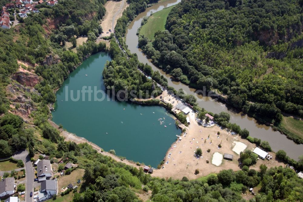 Luftbild Altendiez - Uferbereiche am Sandstrand des Freibades an der Lahn in Altendiez im Bundesland Rheinland-Pfalz, Deutschland