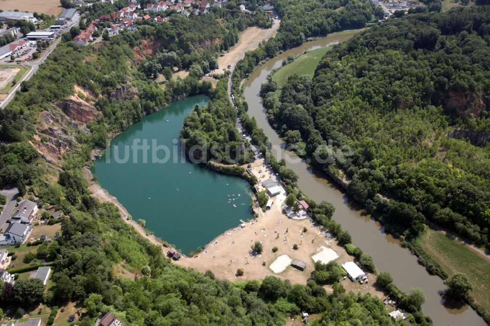 Luftaufnahme Altendiez - Uferbereiche am Sandstrand des Freibades an der Lahn in Altendiez im Bundesland Rheinland-Pfalz, Deutschland