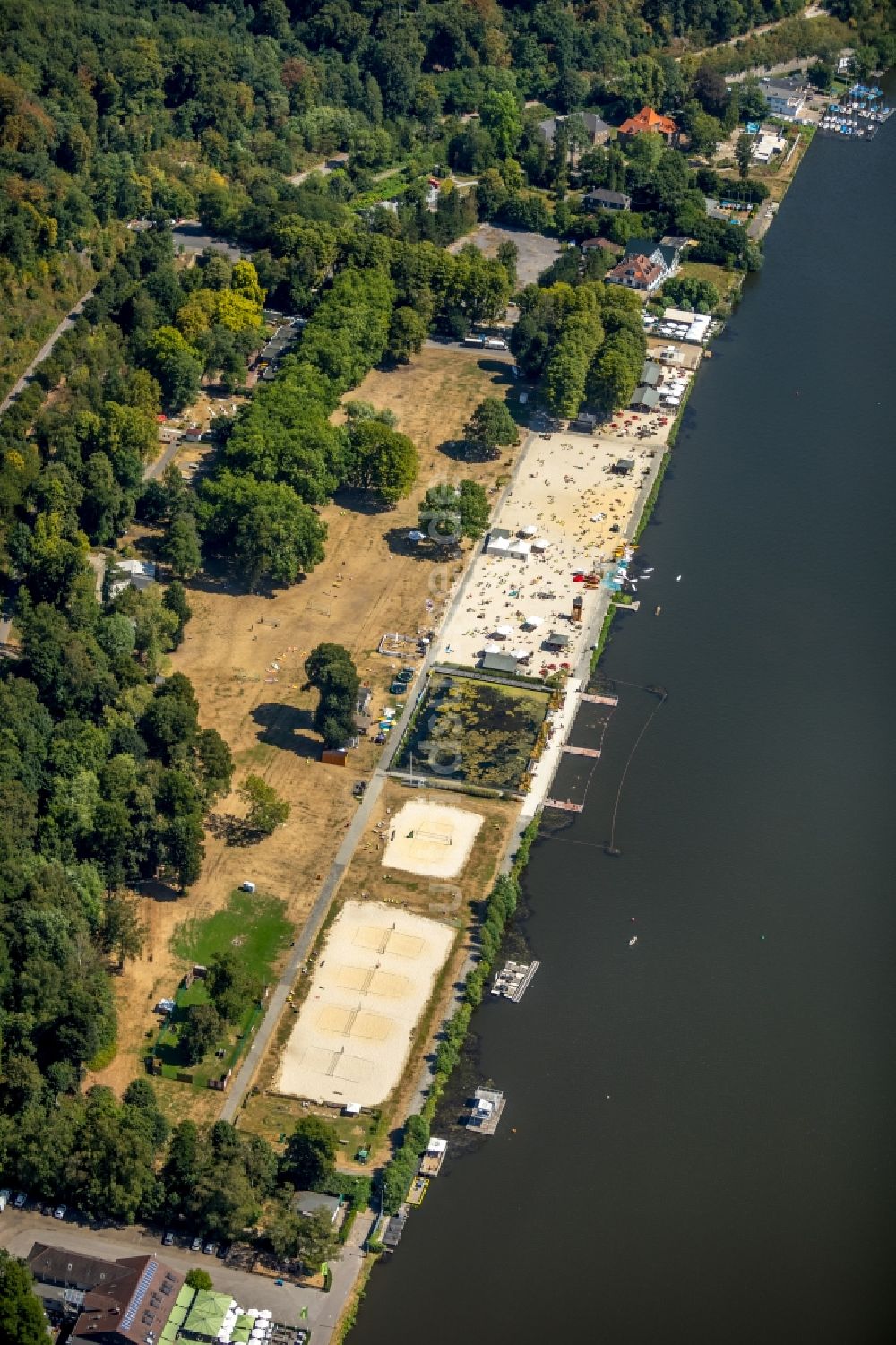 Essen von oben - Uferbereiche am Sandstrand des Freibades Seaside Beach Baldeney am Baldeneysee in Werden im Bundesland Nordrhein-Westfalen, Deutschland