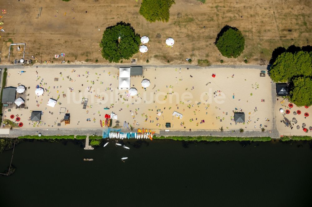 Essen aus der Vogelperspektive: Uferbereiche am Sandstrand des Freibades Seaside Beach Baldeney am Baldeneysee in Werden im Bundesland Nordrhein-Westfalen, Deutschland