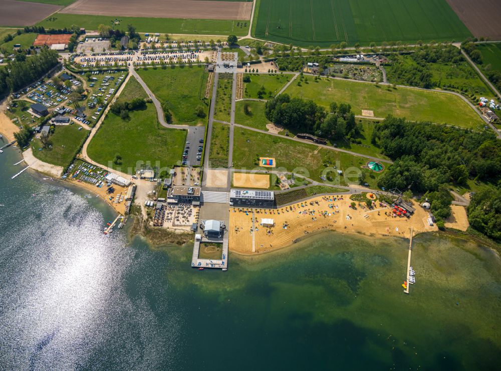 Zülpich von oben - Uferbereiche am Sandstrand des Freibades am Seepark in Zülpich im Bundesland Nordrhein-Westfalen, Deutschland