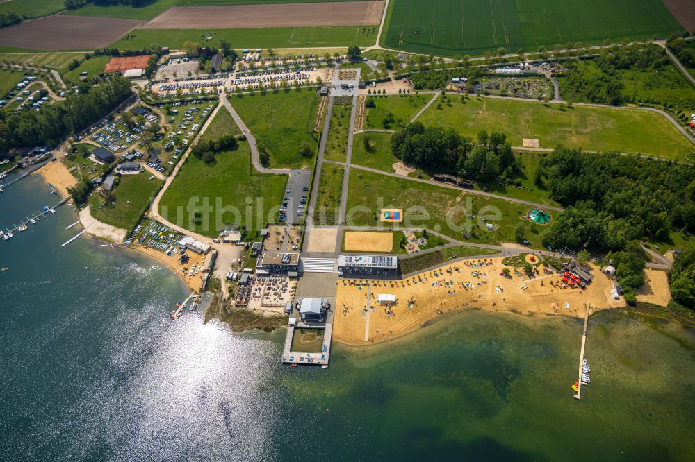 Zülpich aus der Vogelperspektive: Uferbereiche am Sandstrand des Freibades am Seepark in Zülpich im Bundesland Nordrhein-Westfalen, Deutschland