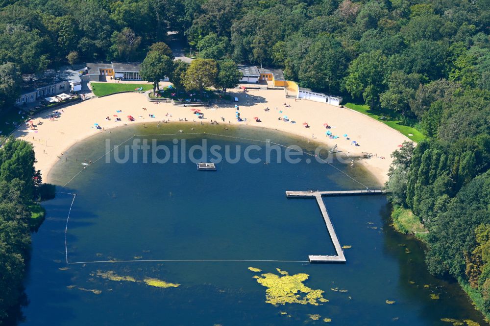 Luftaufnahme Berlin - Uferbereiche am Sandstrand des Freibades Strandbad Jungfernheide in Berlin, Deutschland