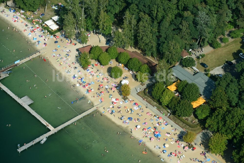 Biesenthal von oben - Uferbereiche am Sandstrand des Freibades Strandbad Wukensee an der Ruhlsdorfer Straße in Biesenthal im Bundesland Brandenburg