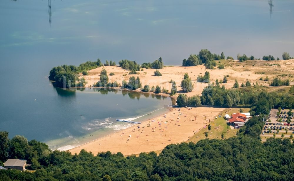 Luftbild Voerde (Niederrhein) - Uferbereiche am Sandstrand des Freibades Tendringersee in Voerde (Niederrhein) im Bundesland Nordrhein-Westfalen - NRW, Deutschland