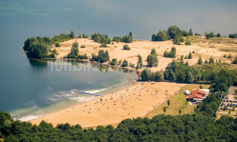 Luftaufnahme Voerde (Niederrhein) - Uferbereiche am Sandstrand des Freibades Tendringersee in Voerde (Niederrhein) im Bundesland Nordrhein-Westfalen - NRW, Deutschland