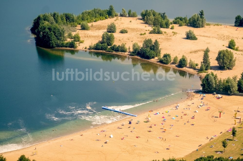 Voerde (Niederrhein) von oben - Uferbereiche am Sandstrand des Freibades Tendringersee in Voerde (Niederrhein) im Bundesland Nordrhein-Westfalen - NRW, Deutschland