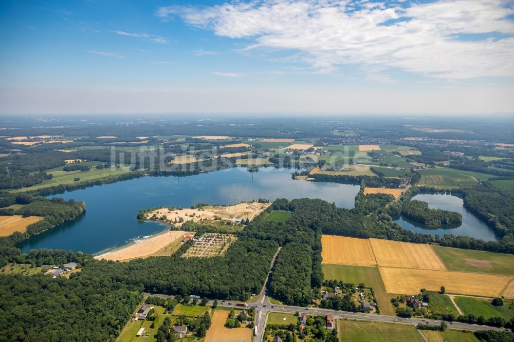 Voerde (Niederrhein) aus der Vogelperspektive: Uferbereiche am Sandstrand des Freibades Tendringersee in Voerde (Niederrhein) im Bundesland Nordrhein-Westfalen - NRW, Deutschland