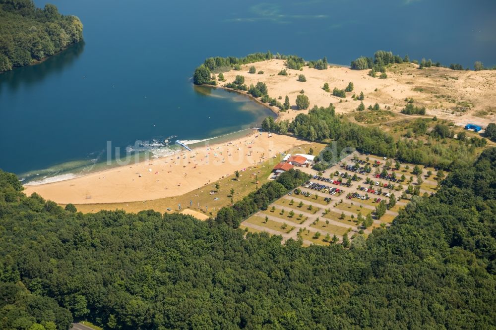 Luftbild Voerde (Niederrhein) - Uferbereiche am Sandstrand des Freibades Tendringersee in Voerde (Niederrhein) im Bundesland Nordrhein-Westfalen - NRW, Deutschland