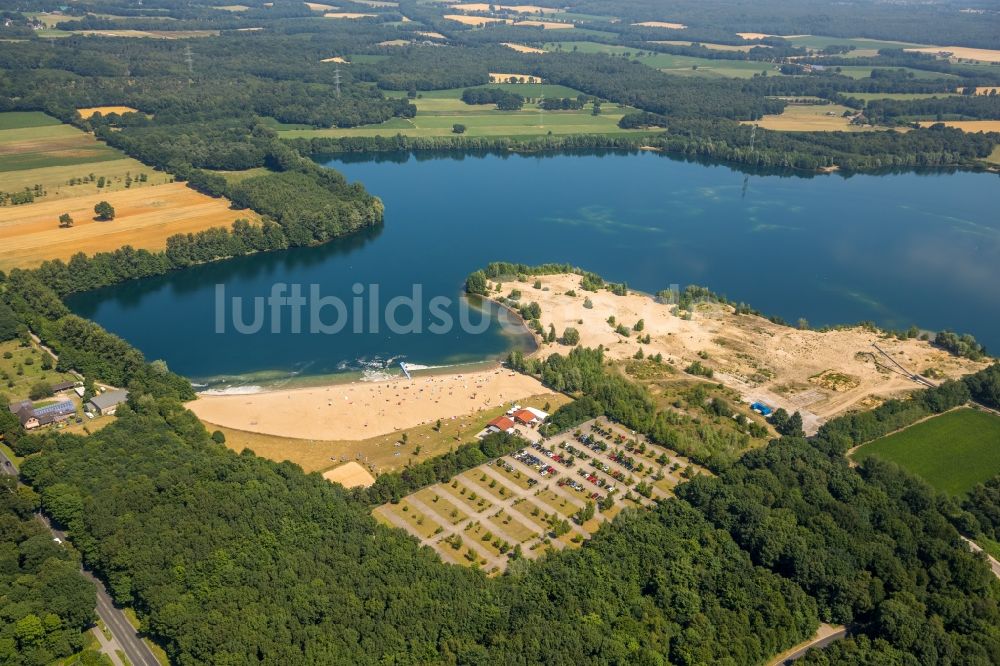 Luftaufnahme Voerde (Niederrhein) - Uferbereiche am Sandstrand des Freibades Tendringersee in Voerde (Niederrhein) im Bundesland Nordrhein-Westfalen - NRW, Deutschland