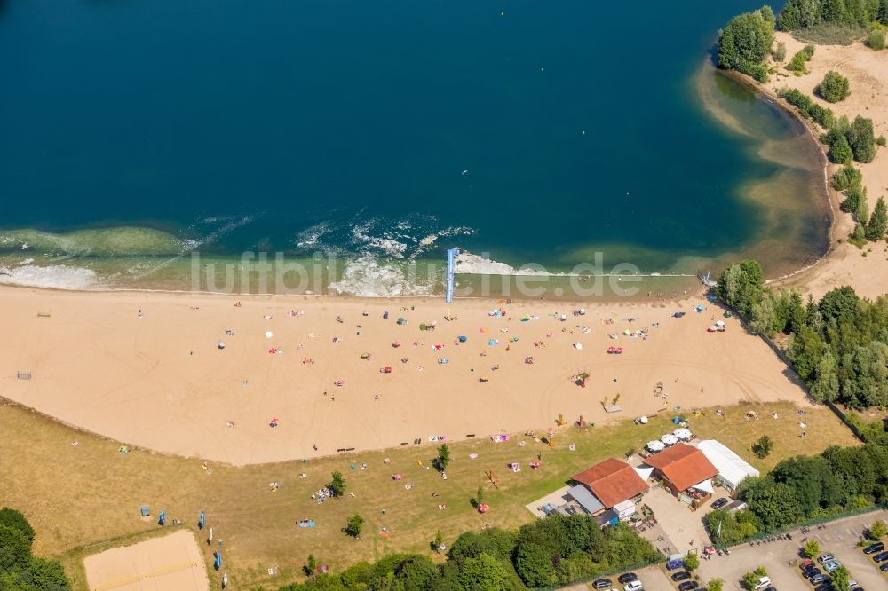 Voerde (Niederrhein) von oben - Uferbereiche am Sandstrand des Freibades Tendringersee in Voerde (Niederrhein) im Bundesland Nordrhein-Westfalen - NRW, Deutschland