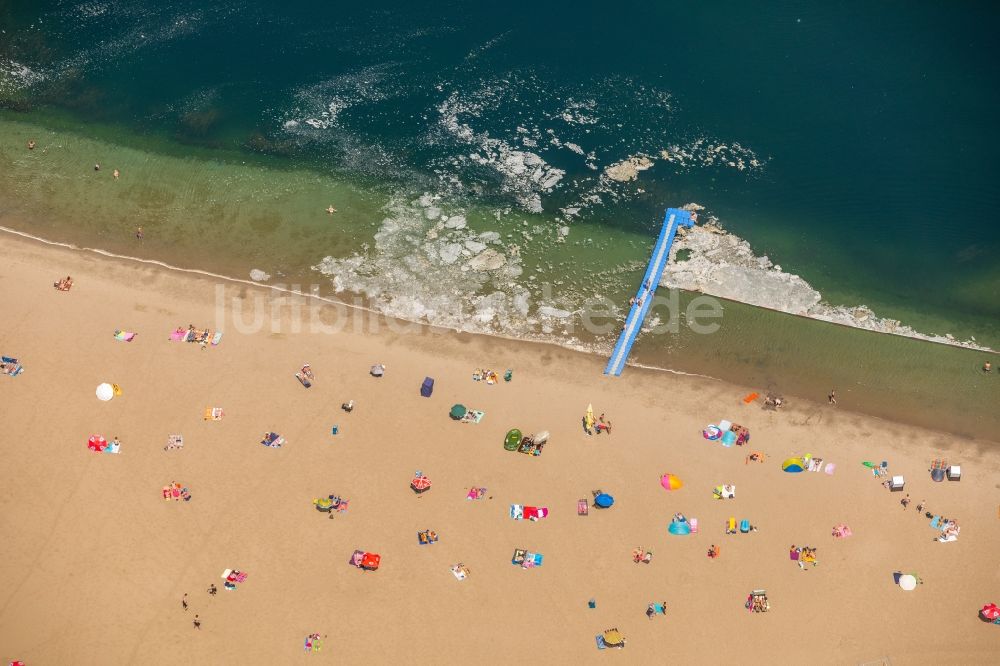 Voerde (Niederrhein) aus der Vogelperspektive: Uferbereiche am Sandstrand des Freibades Tendringersee in Voerde (Niederrhein) im Bundesland Nordrhein-Westfalen - NRW, Deutschland