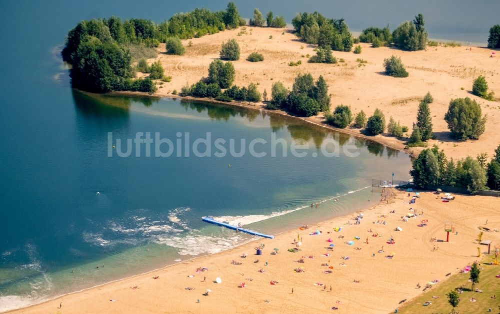 Voerde (Niederrhein) von oben - Uferbereiche am Sandstrand des Freibades Tendringersee in Voerde (Niederrhein) im Bundesland Nordrhein-Westfalen - NRW, Deutschland