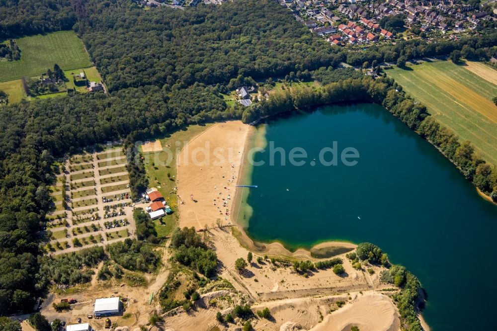 Voerde (Niederrhein) aus der Vogelperspektive: Uferbereiche am Sandstrand des Freibades Tendringersee in Voerde (Niederrhein) im Bundesland Nordrhein-Westfalen - NRW, Deutschland