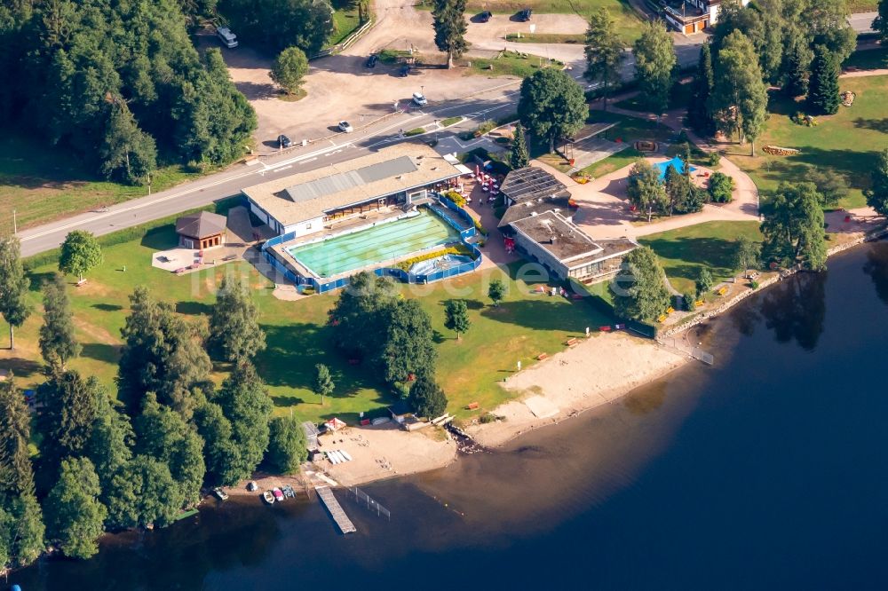 Luftaufnahme Titisee-Neustadt - Uferbereiche am Sandstrand des Freibades Titisee in Titisee-Neustadt im Bundesland Baden-Württemberg, Deutschland