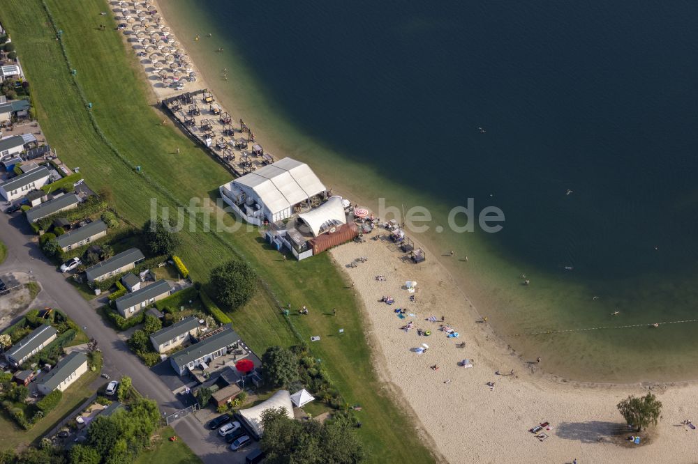 Luftbild Wachtendonk - Uferbereiche am Sandstrand des Freibades Wankumer Heidesee in Wachtendonk im Bundesland Nordrhein-Westfalen, Deutschland