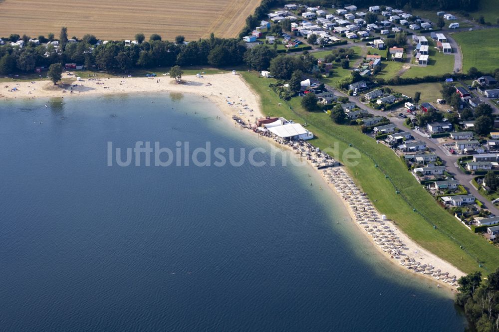 Wachtendonk aus der Vogelperspektive: Uferbereiche am Sandstrand des Freibades Wankumer Heidesee in Wachtendonk im Bundesland Nordrhein-Westfalen, Deutschland