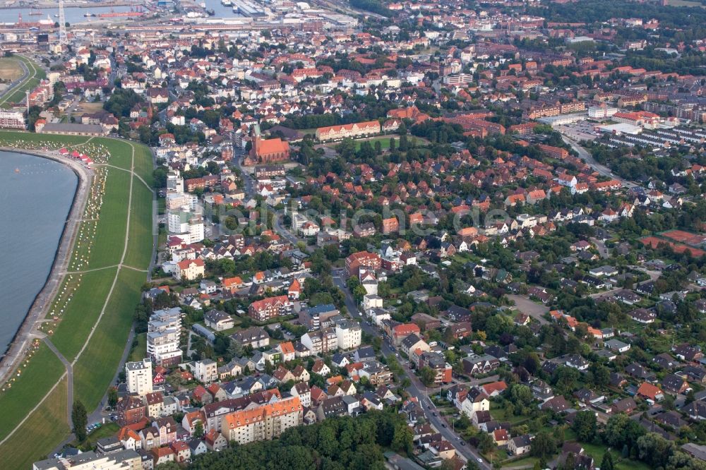 Cuxhaven von oben - Uferbereiche am Sandstrand des Nordsee-Freibades Döse im Ortsteil Döse in Cuxhaven im Bundesland Niedersachsen