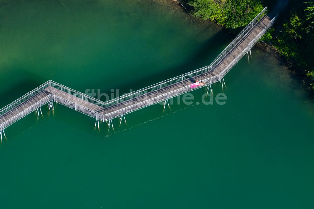 Salem von oben - Uferbereiche des Schlosssee mit Holzsteg in Salem im Bundesland Baden-Württemberg, Deutschland