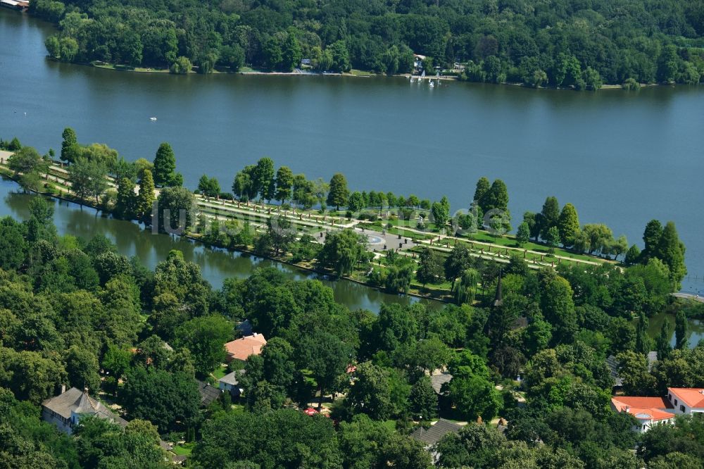 Bukarest von oben - Uferbereiche am See Lacul Herastrau an den Parkanlagen der Insel Insula Trandafinlor in Bukarest in Rumänien