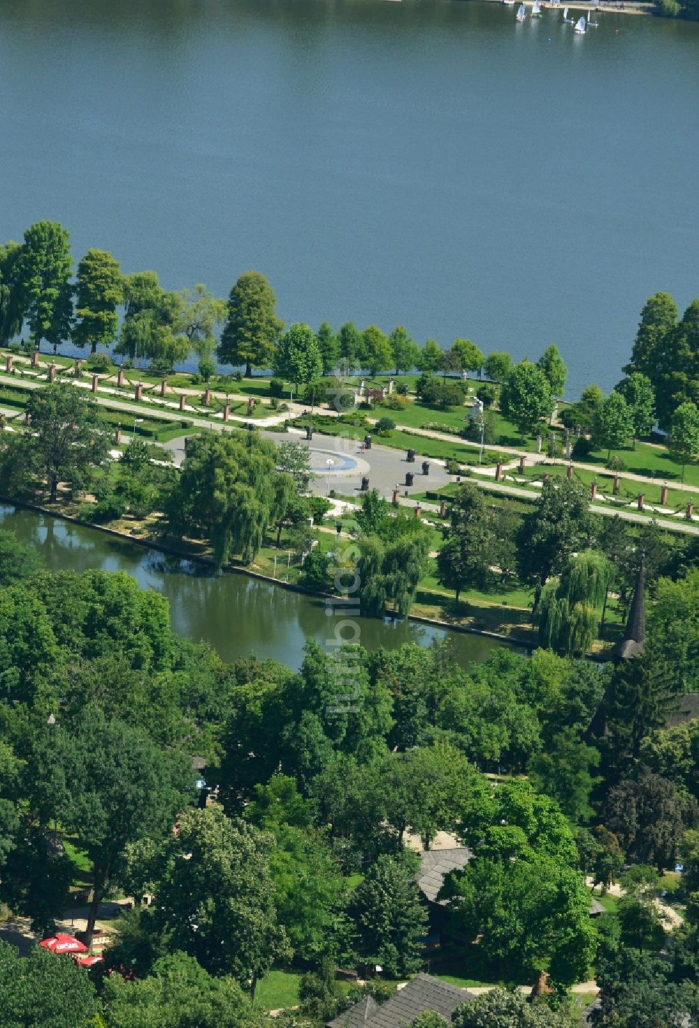 Bukarest aus der Vogelperspektive: Uferbereiche am See Lacul Herastrau an den Parkanlagen der Insel Insula Trandafinlor in Bukarest in Rumänien