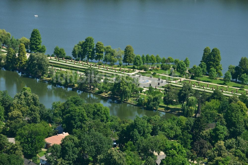 Luftbild Bukarest - Uferbereiche am See Lacul Herastrau an den Parkanlagen der Insel Insula Trandafinlor in Bukarest in Rumänien