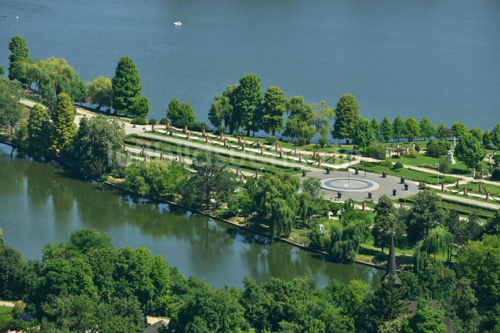 Luftaufnahme Bukarest - Uferbereiche am See Lacul Herastrau an den Parkanlagen der Insel Insula Trandafinlor in Bukarest in Rumänien