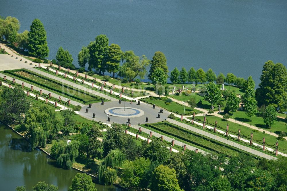 Bukarest von oben - Uferbereiche am See Lacul Herastrau an den Parkanlagen der Insel Insula Trandafinlor in Bukarest in Rumänien