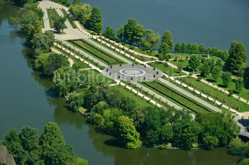 Bukarest aus der Vogelperspektive: Uferbereiche am See Lacul Herastrau an den Parkanlagen der Insel Insula Trandafinlor in Bukarest in Rumänien