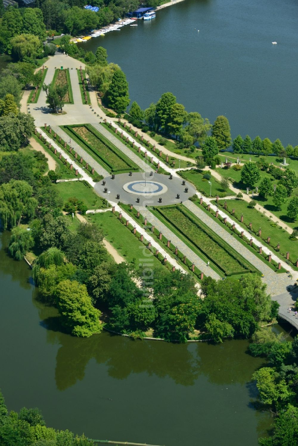 Luftbild Bukarest - Uferbereiche am See Lacul Herastrau an den Parkanlagen der Insel Insula Trandafinlor in Bukarest in Rumänien