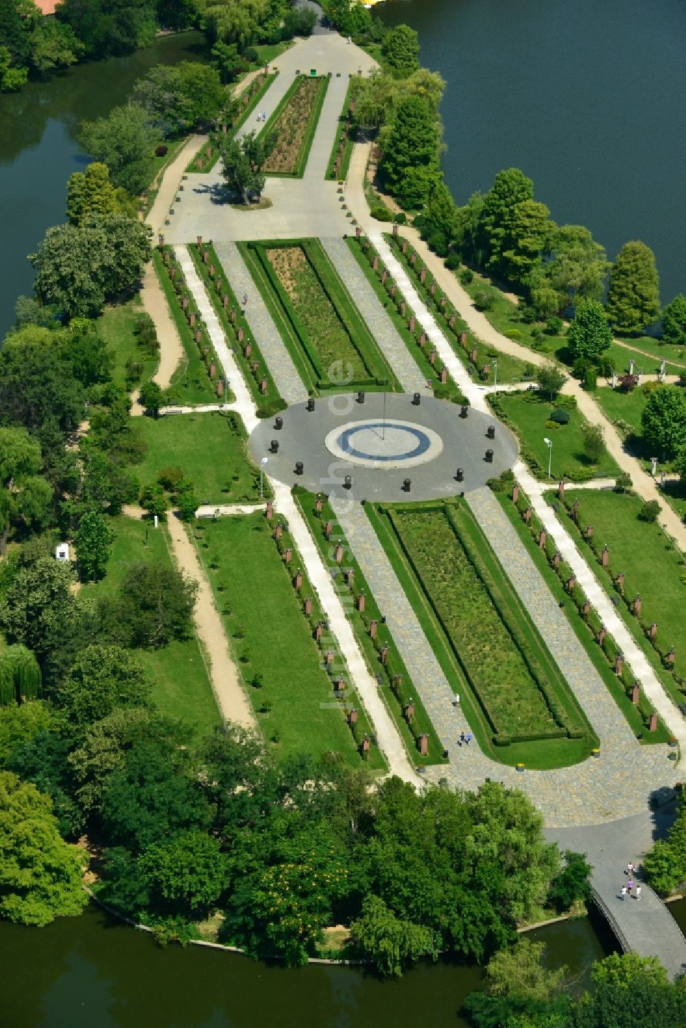 Luftaufnahme Bukarest - Uferbereiche am See Lacul Herastrau an den Parkanlagen der Insel Insula Trandafinlor in Bukarest in Rumänien