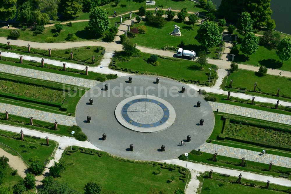 Bukarest von oben - Uferbereiche am See Lacul Herastrau an den Parkanlagen der Insel Insula Trandafinlor in Bukarest in Rumänien