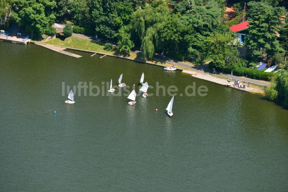 Luftbild Bukarest - Uferbereiche am See Lacul Herastrau an den Parkanlagen der Insel Insula Trandafinlor in Bukarest in Rumänien