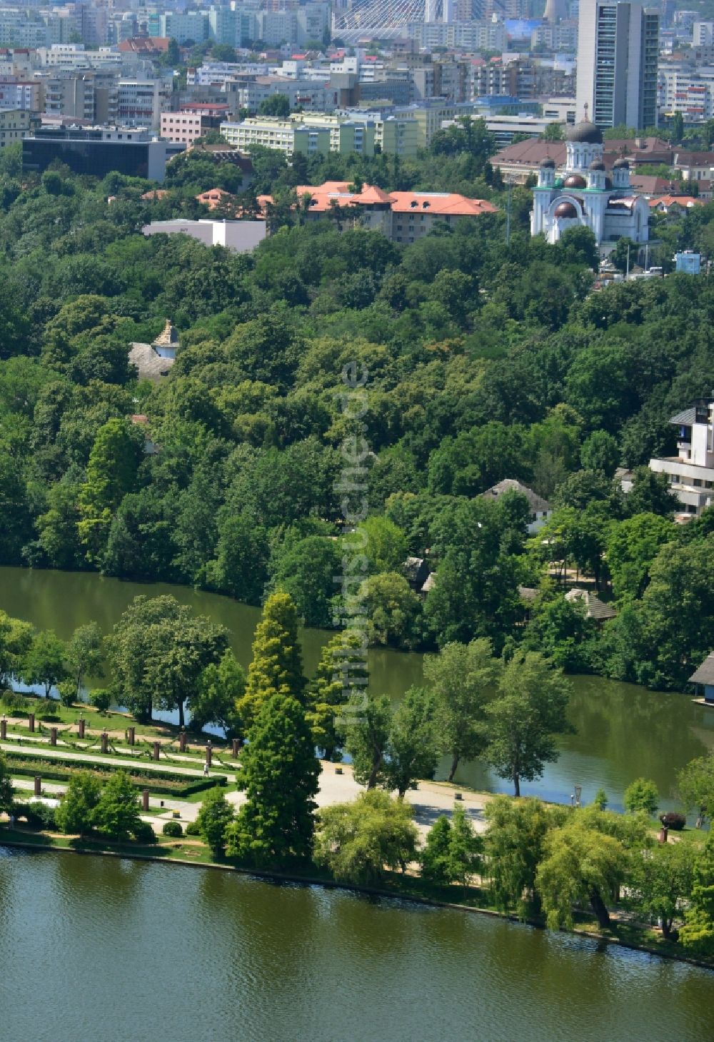 Bukarest aus der Vogelperspektive: Uferbereiche am See Lacul Herastrau an den Parkanlagen der Insel Insula Trandafinlor in Bukarest in Rumänien