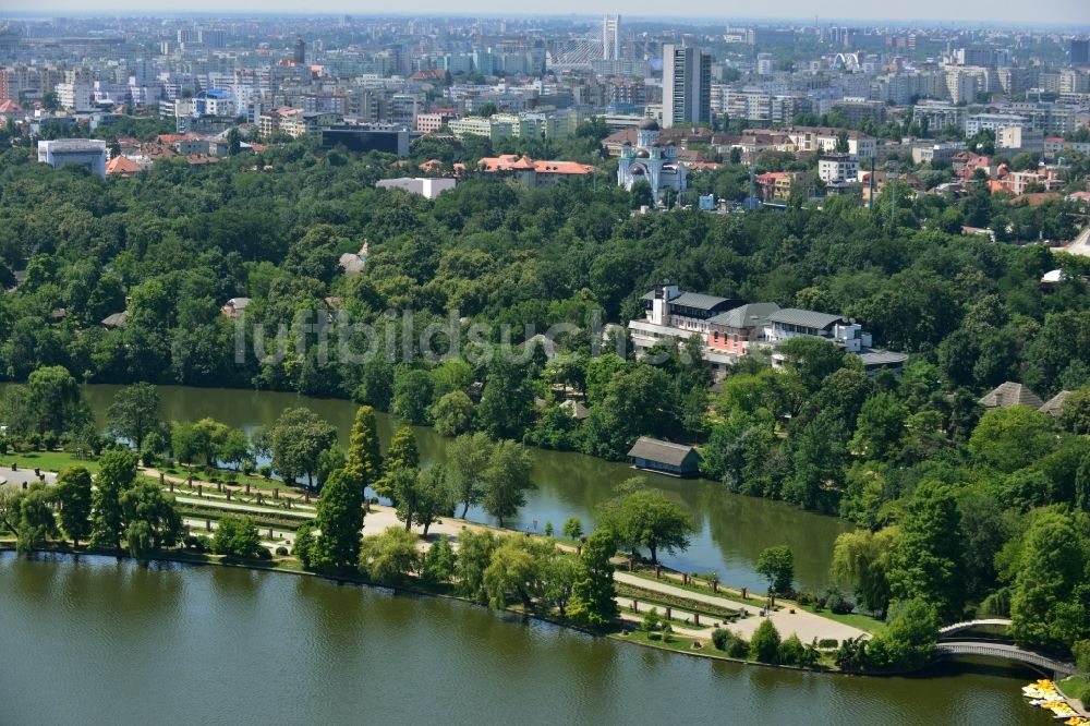 Luftbild Bukarest - Uferbereiche am See Lacul Herastrau an den Parkanlagen der Insel Insula Trandafinlor in Bukarest in Rumänien