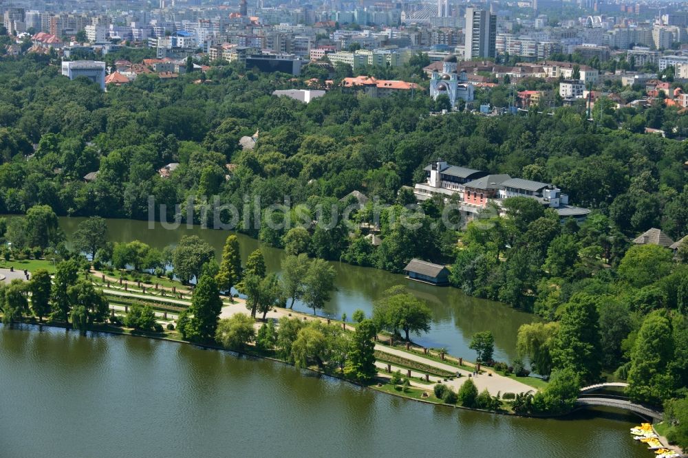 Luftaufnahme Bukarest - Uferbereiche am See Lacul Herastrau an den Parkanlagen der Insel Insula Trandafinlor in Bukarest in Rumänien