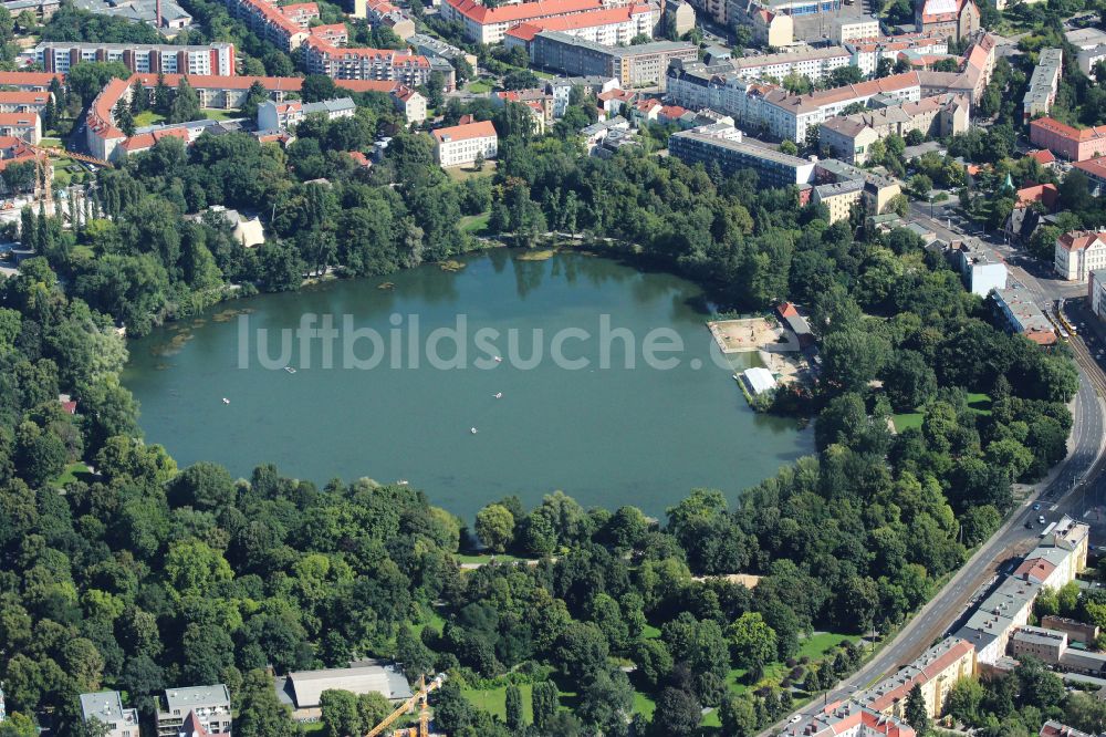 Luftaufnahme Berlin - Uferbereiche des See Der Weiße See mit dem Strandbad Freibad Weißensee in Berlin, Deutschland